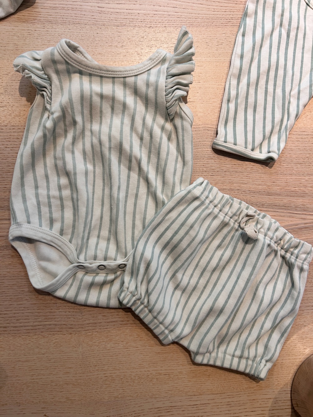 Pehr 3-6m ruffle shorts set